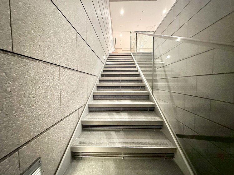 その他 共用部の階段です。明るく清潔に管理されています。