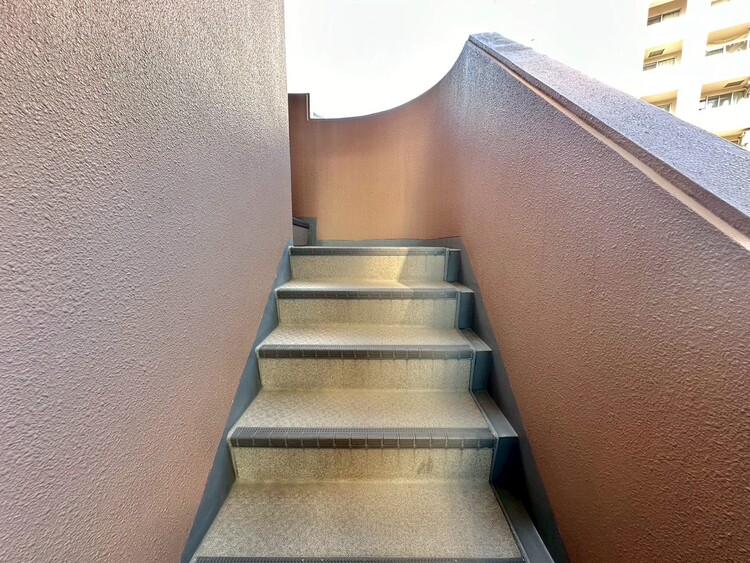 その他 共用部の階段です。明るく清潔に管理されています。