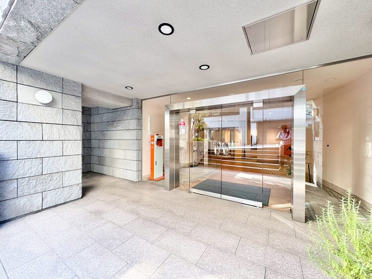 その他 上質感漂う玄関アプローチです。