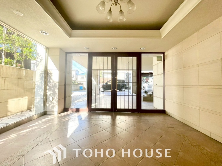 エントランス 【ENTRANCE】◆家族◆家で家族と過ごす時間は限られている。帰りを待つ家族の元へと急ぐときの弾む思い。そんな思いを引き立てる邸宅。