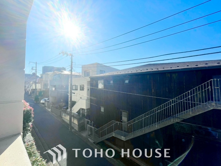 その他 【BALCONY】◆BLUE SKY◆自然の心地よさに包まれる。大開口の外に広がるのは爽やかな青空。