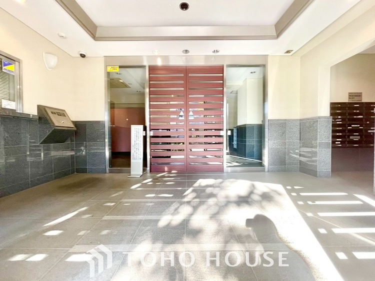 エントランス 【ENTRANCE】◆家族◆家で家族と過ごす時間は限られている。帰りを待つ家族の元へと急ぐときの弾む思い。そんな思いを引き立てる邸宅。