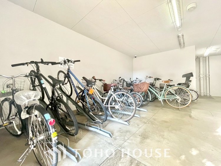 その他 【BICYCLE PAEKING LOT】◆駐輪場◆快適な生活には欠かせない自転車。開放的な駐輪場がございます。
