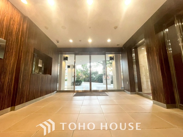 エントランス 【ENTRANCE】◆家族◆家で家族と過ごす時間は限られている。帰りを待つ家族の元へと急ぐときの弾む思い。そんな思いを引き立てる邸宅。