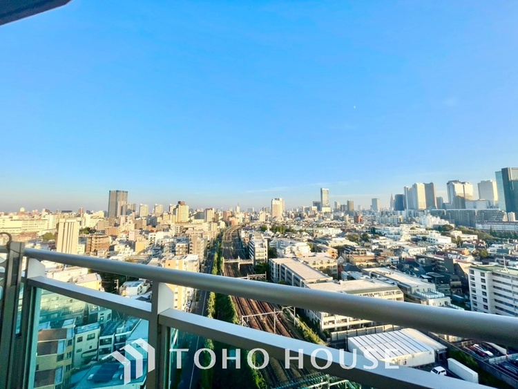 その他 【BALCONY】◆BLUE SKY◆自然の心地よさに包まれる。大開口の外に広がるのは爽やかな青空。