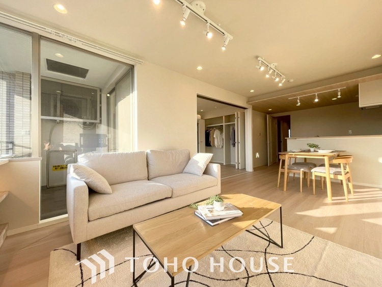 内装 【LIVING】◆陽光◆が差し込む。この開放的なLDKに家族の笑顔が集う。家族が一緒に過ごす空間は明るく、そして居心地よく。