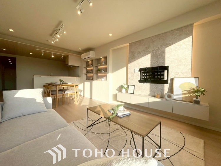 内装 【LIVING】◆扉を◆開くとこの景色。家族の”おかえり”の声が聞こえてきそう。