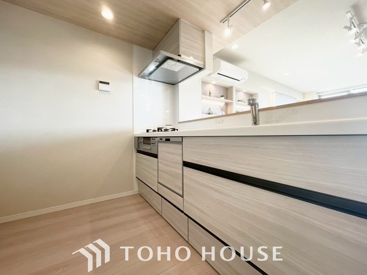 キッチン 【KITCHEN】◆ワクワク◆開放的で機能性も高いシステムキッチン。お子様は毎日のご飯にワクワク！