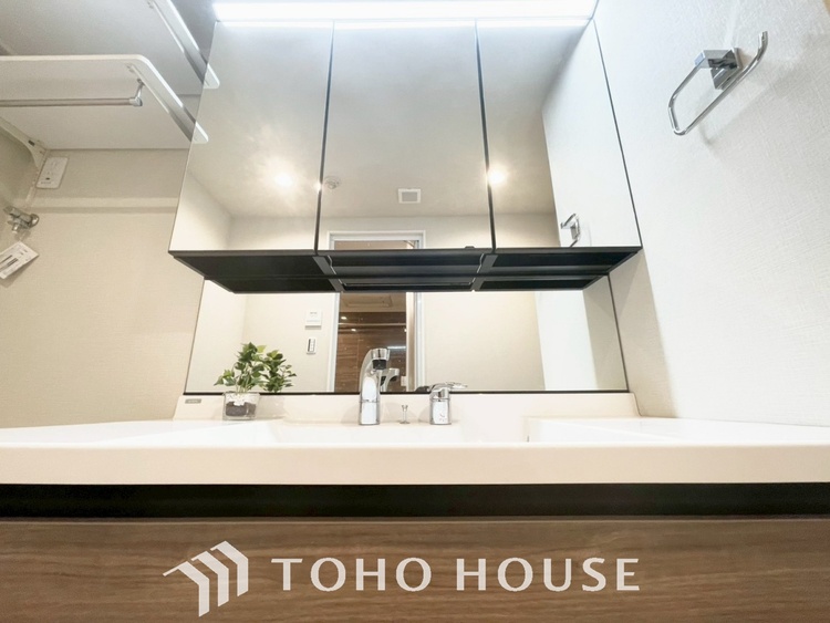 洗面 【WASHROOM】◆快適◆煌びやかな暮らしの中にも忘れたくない快適さ。大きな収納が助けてくれます。