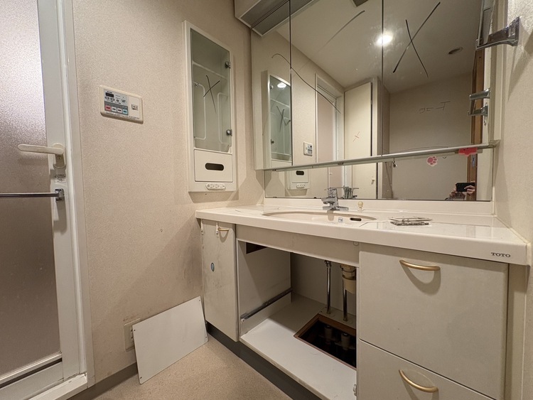 洗面 現在改装中◆快適◆煌びやかな暮らしの中にも忘れたくない快適さ。大きな収納が助けてくれます。