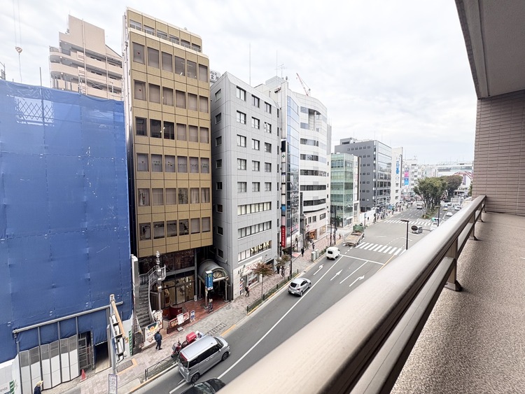 その他 【BALCONY】◆BLUE SKY◆自然の心地よさに包まれる。大開口の外に広がるのは爽やかな青空。