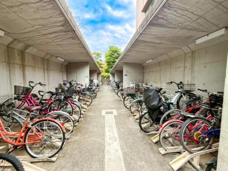 その他 広々とした駐輪場で出し入れが楽です！