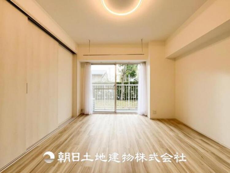 内装 【居室】爽やかな空間演出とセンス良く纏められた室内は良質な寛ぎ空間。そこで暮らす大切な人達のことを考え造りこんだ空間は日々の生活に安らぎを与えてくれます。