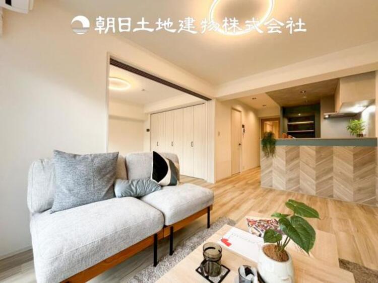 居間 【リビング】1日の中で最も長い時間を過ごすことになるリビングだからこそ、いつも笑顔があふれる空間であるように。広々とした空間から幸せな未来を。1日の中で最も長い時間を過ごすリビングは、笑顔があふれる空間です。広々とした空間から幸せな未来を。