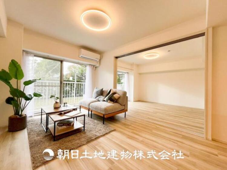 居間 【リビング】開放的で明るい空間が広がるLDK。リビングには暖かな太陽が降り注ぎ、爽やかな住空間です。お友達を呼んでお茶をしたり、一緒に料理を楽しみながら楽しい時間を。