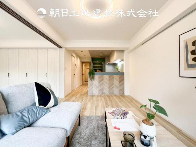 居間 【ダイニング】温かい色合いのフローリングと清々しい爽やかなクロスが明るい空間を創り出しているダイニングキッチン。ゆっくりと過ごす空間に相応しく、ここで楽しむ時間が家族や友人との絆をより深めてくれそうです。