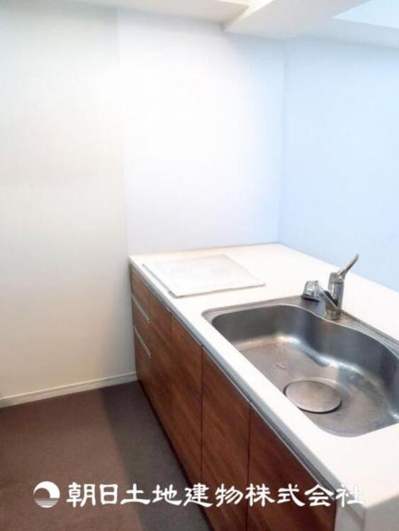 キッチン 【キッチン】仲良しなご夫婦、お子様、みんなでお料理ができる程の贅沢なスペースを実現したキッチンとなっております。みんなで作った料理を召し上がりながらの会話は盛り上がること間違いなしです。