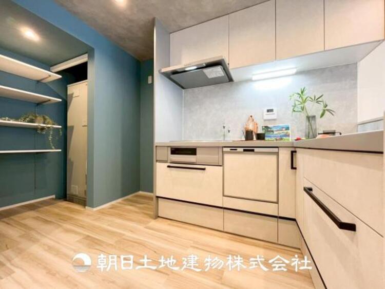 キッチン 【キッチン】仲良しなご夫婦、お子様、みんなでお料理ができる程の贅沢なスペースを実現したキッチンとなっております。みんなで作った料理を召し上がりながらの会話は盛り上がること間違いなしです。