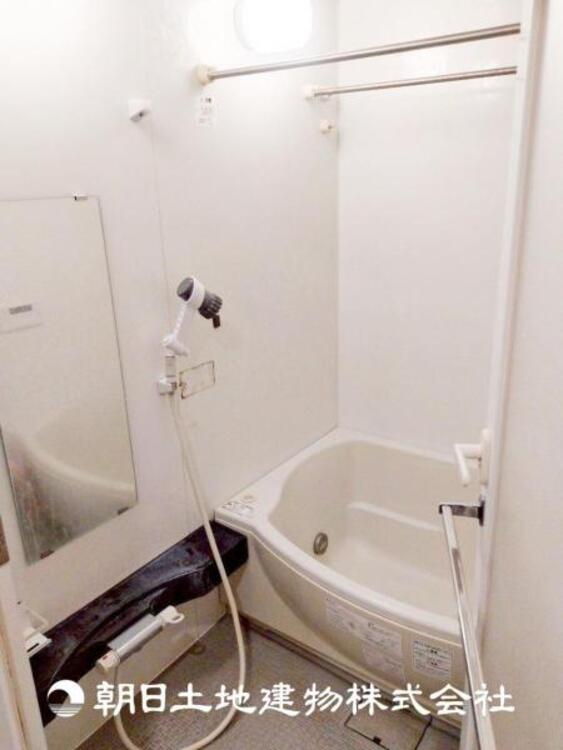 風呂 【浴室】お掃除のしやすさ・収納の便利さ等、おふろを使う人、お手入れする人、みんなにとっての「使いやすさ」を追求した浴室を採用いたしました。