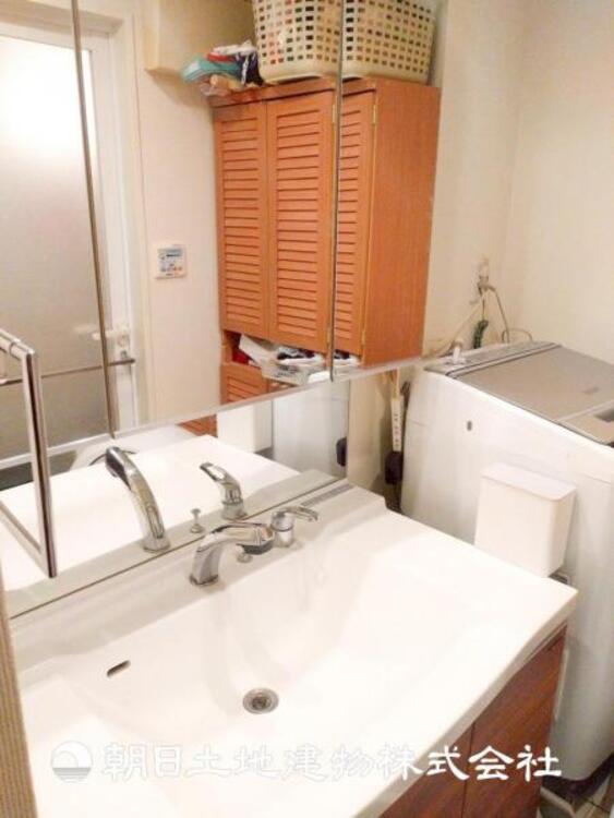 洗面 【洗面化粧台】慌ただしい1日が始まり、充実した1日の終わりを締めくくる洗面所。快適に過ごせることはもちろん、収納や機能性を兼ね備えた洗面化粧台です。