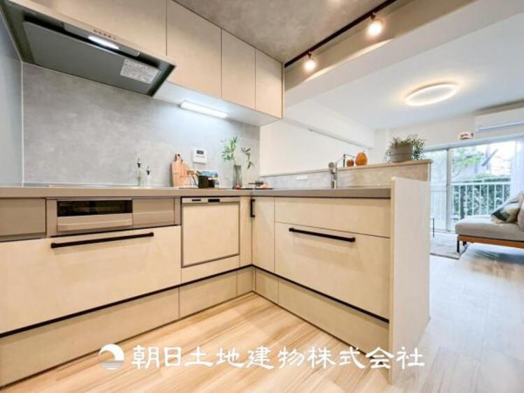 キッチン 【キッチン】住宅の主役でもあり、日常生活を過ごす上で重要な水回りでもあるからこそ機能性・デザイン性に拘りました。お掃除のしやすいシステムキッチンを設置しました。