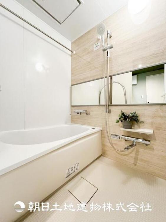 風呂 【浴室】上品な色合いが魅力のバスルームは、ほっと落ち着く空間を作り出しています。広々とした浴槽で体を癒やしながら、疲れを取り除けるような仕様です。お子様と一緒に楽しく入るのもいいですね。