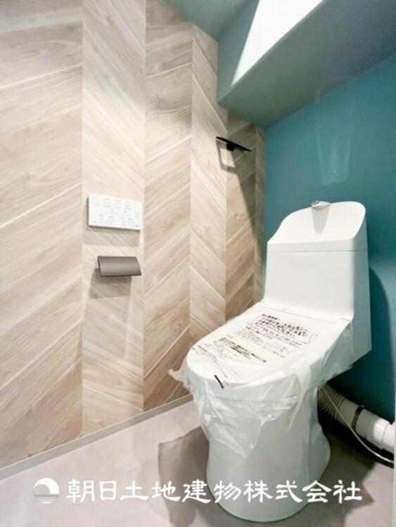 トイレ 【トイレ】家族みんなが毎日使う場所だから。お掃除がしやすい方はいい。いつまでも清潔な空間を保てるように、汚れをふき取り易いフロアと壁紙をチョイス致しました。洗浄便座になっておりますので、とても清潔にご使用いただけます。