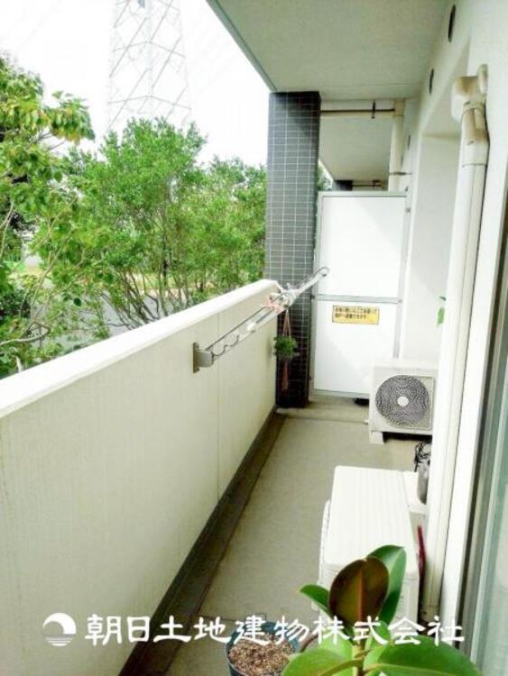 バルコニー 【バルコニー】太陽に愛された家。陽当り・通風に優れた魅力的で快適さを追求した住宅です。ここに住むからこそ意味がある。そんな特別感に浸りながら、毎日をお過ごし下さい。