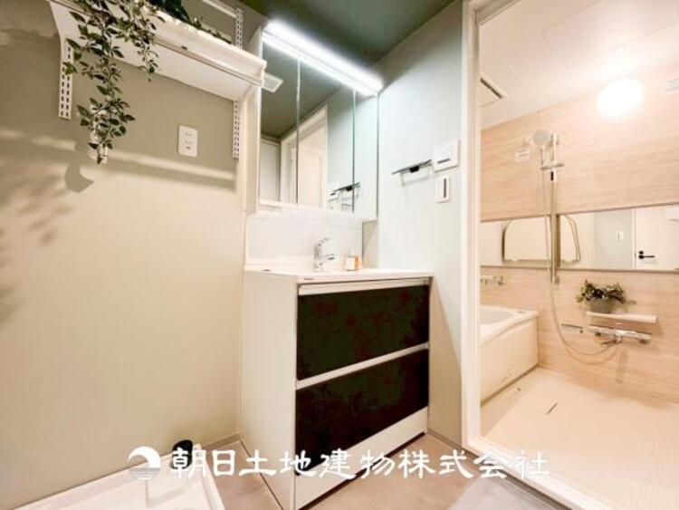 洗面 【洗面化粧台】慌ただしい1日が始まり、充実した1日の終わりを締めくくる洗面所。快適に過ごせることはもちろん、収納や機能性を兼ね備えた洗面化粧台です。快適に過ごせることはもちろん、収納や機能性を兼ね備えた洗面化粧台です。