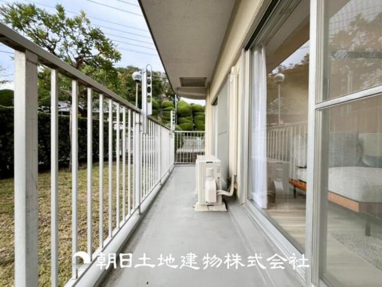 バルコニー 【バルコニー】温かい太陽を感じる事ができるのは、目の前に遮るものが無いから。彼方に広がる風景が絵画のように広がります。