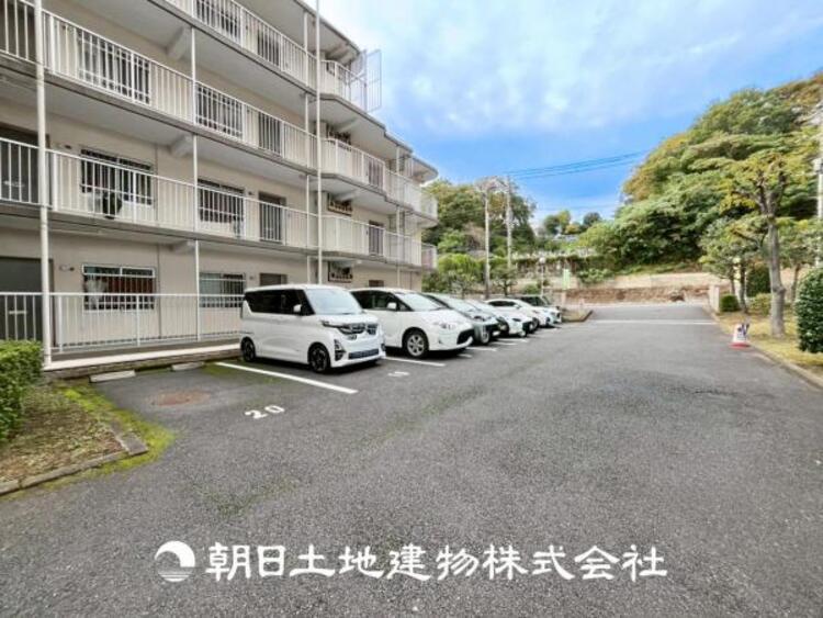 駐車場 【駐車場】ゆったりとした駐車スペースを確保いたしましたので、大きめのお車でも駐車可能です。自転車やバイクなど、ゆとりのある敷地で置き場所に困ることはないでしょう。