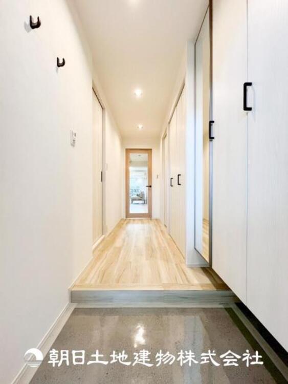 その他 【玄関】大切な家族、お客様をお迎えする玄関は住宅の入口。仕事が終わって疲れた日でも、あなたを受け入れてくれます。