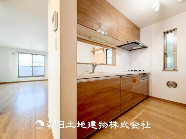 キッチン 【キッチン】仲良しなご夫婦、お子様、みんなでお料理ができる程の贅沢なスペースを実現したキッチンとなっております。みんなで作った料理を召し上がりながらの会話は盛り上がること間違いなしです。