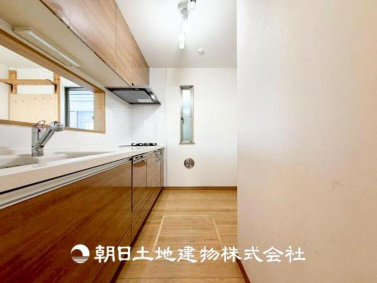 キッチン 【キッチン】シンプルでスタイリッシュなカウンターキッチンです。リビングが見渡せるので、小さなお子様を安心して遊ばせながら家事ができます。リビング学習をするお子様にも声がかけやすい自然な距離感です。