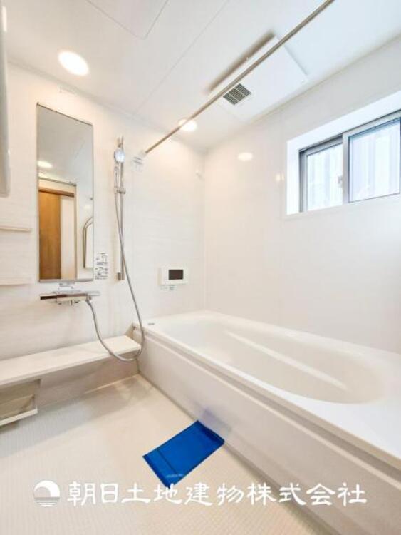 風呂 【浴室】上品な色合いが魅力のバスルームは、ほっと落ち着く空間を作り出しています。広々とした浴槽で体を癒やしながら、疲れを取り除けるような仕様です。お子様と一緒に楽しく入るのもいいですね。