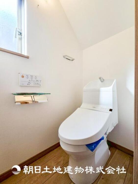 トイレ 【トイレ】家族みんなが毎日使う場所だから。お掃除がしやすい方はいい。いつまでも清潔な空間を保てるように、汚れをふき取り易いフロアと壁紙をチョイス致しました。洗浄便座になっておりますので、とても清潔にご使用いただけます。