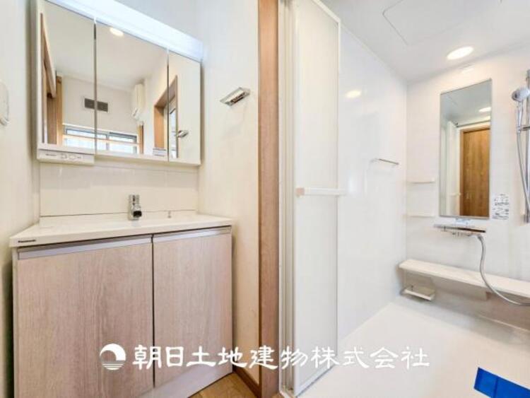 洗面 【洗面化粧台】慌ただしい1日が始まり、充実した1日の終わりを締めくくる洗面所。快適に過ごせることはもちろん、収納や機能性を兼ね備えた洗面化粧台です。快適に過ごせることはもちろん、収納や機能性を兼ね備えた洗面化粧台です。