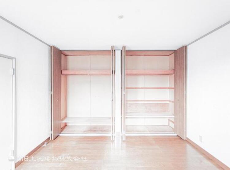 内装 採光を確保した明るい室内は風通しも良く穏やかな時が流れます！様々な生活スタイルにも対応可能な間取り。採光もアクセントの一つとして。この明るい好みの空間で読書をしたり、音楽を聞いたりと一人の時間も充実！