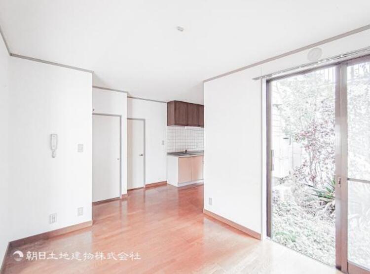 居間 家族の会話や笑顔が行き交うリビングで、子供を走り回らせたい。ダイニングテーブルでゆったり食事を堪能。光と風が溢れる開放的なリビングダイニングには、くつろぎの空間を生み自然と家族みんなが集まってきます