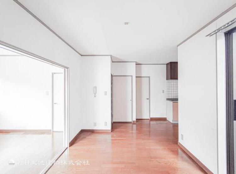 居間 お天気が晴れの日は照明をつけなくても充分明るいリビングです！どこか落ち着きのある広々とした内装です！皆で過ごす空間が、目に浮かんでくる様な優しいリビングダイニングです！くつろいだり楽しい時間を是非！