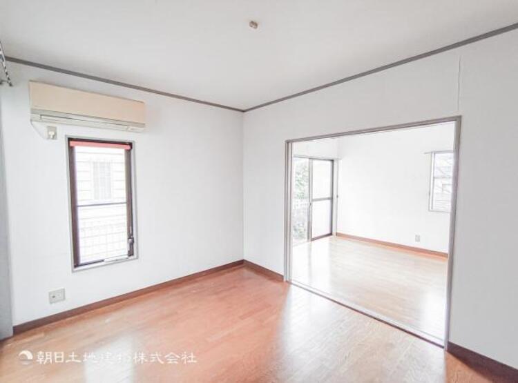 居間 リビングにあふれる採光と心地よい風のつどう調和された空間！！生活を彩る充実した日々が過ごせそうです。家族の滞在期間が長くなることを予測して、設計士が思いと工夫をこらした自慢のリビングダイニング！！！