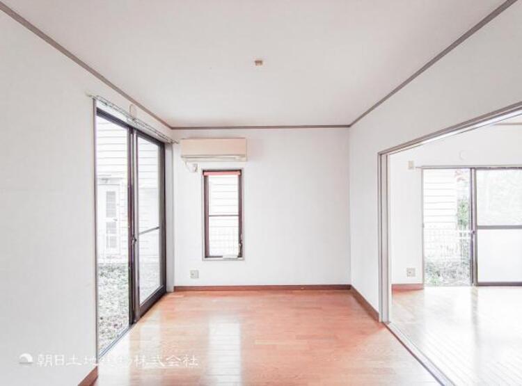 居間 開放感とプライベート感が見事に両立されたリビングダイニング！通常では相反するファクターがともにそろうと極上のくつろぎ空間が生まれます。だれにも譲りたくない至福の空間で過ごす日々は生活をより豊かにします