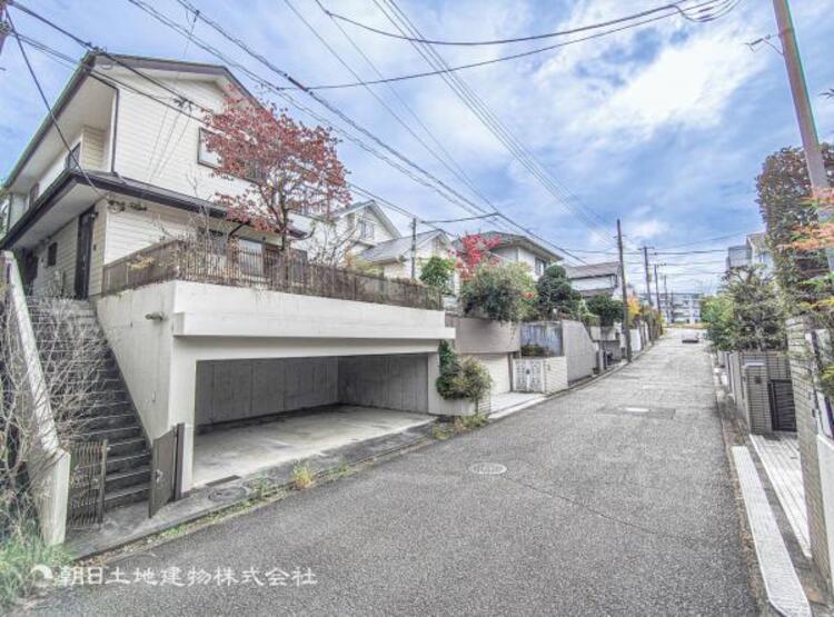 外観 青空を背景にスタイリッシュな外観が住まう人に誇りを与えます。駅周辺施設も利用でき快適生活が送れます！四季を通じて自然と触れ合えるスポットが周辺には沢山あり、お散歩やジョギング週末の遊びにおすすめです。