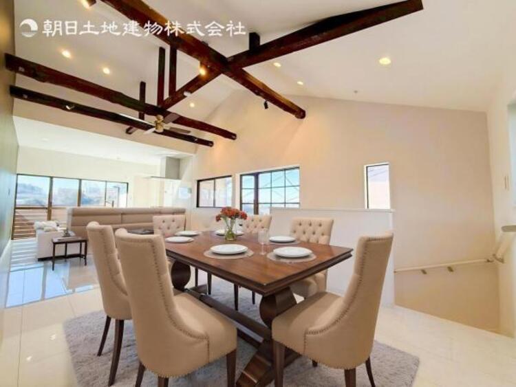 居間 リビングにあふれる採光と心地よい風のつどう調和された空間！！生活を彩る充実した日々が過ごせそうです。家族の滞在期間が長くなることを予測して、設計士が思いと工夫をこらした自慢のリビングダイニング！！！