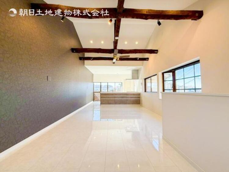 居間 開放感とプライベート感が見事に両立されたリビングダイニング！通常では相反するファクターがともにそろうと極上のくつろぎ空間が生まれます。だれにも譲りたくない至福の空間で過ごす日々は生活をより豊かにします