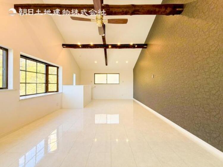 居間 お天気が晴れの日は照明をつけなくても充分明るいリビングです！どこか落ち着きのある広々とした内装です！皆で過ごす空間が、目に浮かんでくる様な優しいリビングダイニングです！くつろいだり楽しい時間を是非！