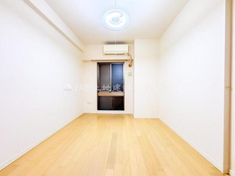 内装 穏やかな寛ぎあじわえるお部屋では有意義な時間がつくれます！大きな窓からと陽光が注がれる明るい空間！光もアクセントの一つとして。一人時間も充実したものにできるプライベートルームは日々を豊かにします！！ 