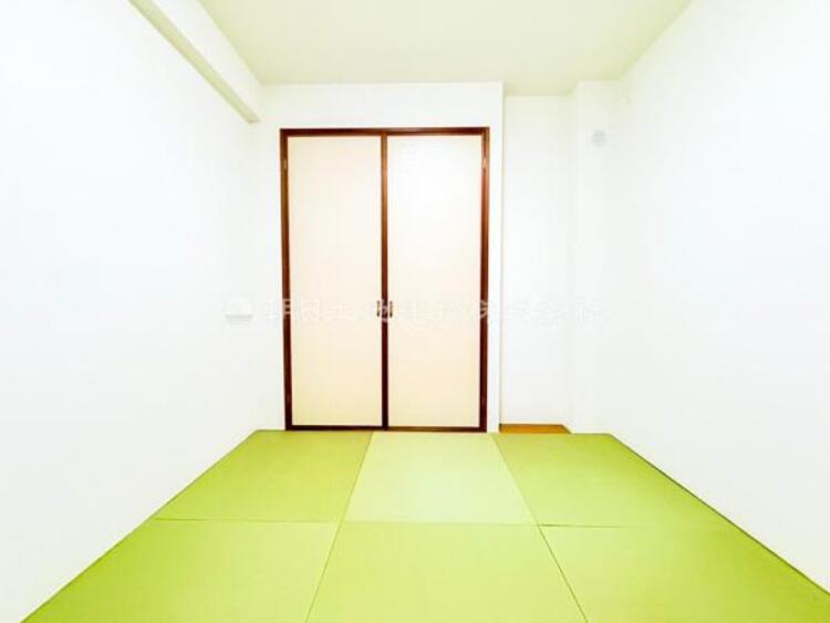 内装 【隣接した和室】お昼寝スペース、洗濯物をたたむスペースなどにも使え、来客時の客間としても適しています。小さなお子様がいるご家庭は床面が柔らかいので遊び部屋として安心できます。 