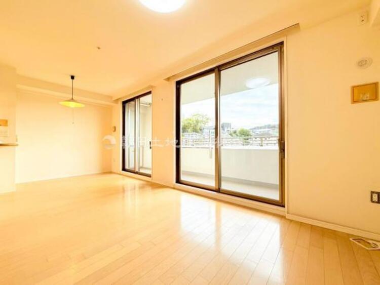 居間 家族の会話や笑顔が行き交うリビングで、子供を走り回らせたい。ダイニングテーブルでゆったり食事を堪能。光と風が溢れる開放的なリビングダイニングには、くつろぎの空間を生み自然と家族みんなが集まってきます 