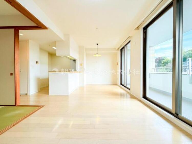 居間 お天気が晴れの日は照明をつけなくても充分明るいリビングです！どこか落ち着きのある広々とした内装です！皆で過ごす空間が、目に浮かんでくる様な優しいリビングダイニングです！くつろいだり楽しい時間を是非！ 